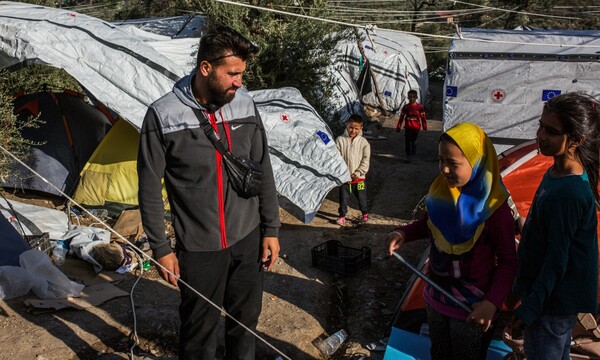 Η ιστορία του άνδρα που κάνει τα προσφυγόπουλα στη Μόρια να χαμογελούν