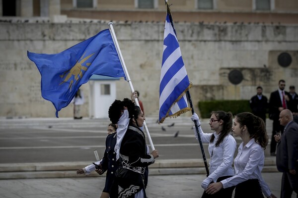 Επεισόδιο στη μαθητική παρέλαση της Αθήνας - Εισβολή με σημαίες και συνθήματα