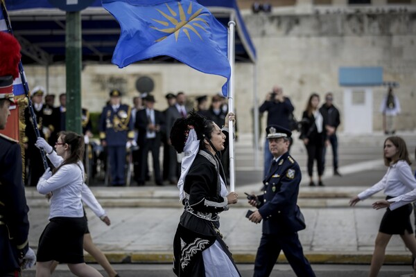 Επεισόδιο στη μαθητική παρέλαση της Αθήνας - Εισβολή με σημαίες και συνθήματα