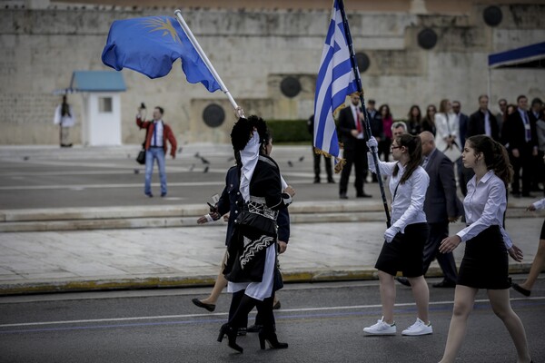 Επεισόδιο στη μαθητική παρέλαση της Αθήνας - Εισβολή με σημαίες και συνθήματα