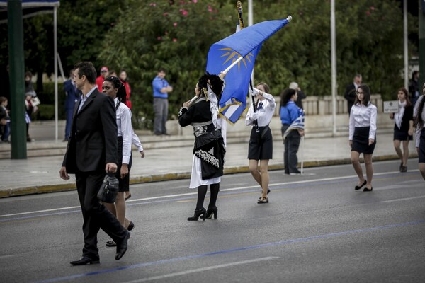 Επεισόδιο στη μαθητική παρέλαση της Αθήνας - Εισβολή με σημαίες και συνθήματα
