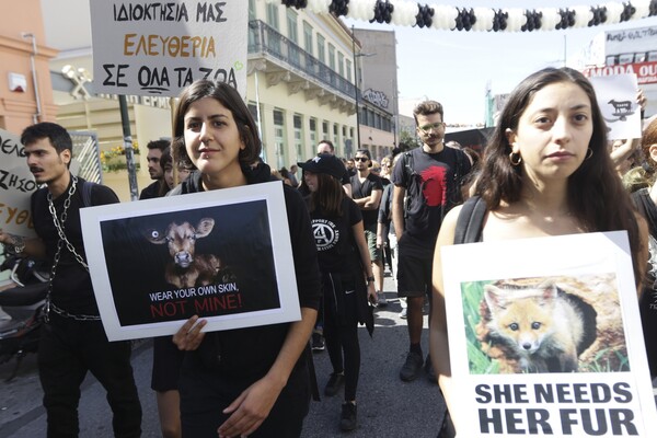 «Εσύ ποιον έφαγες σήμερα;» - Δείτε φωτογραφίες από την πορεία για τα ζώα στην Αθήνα