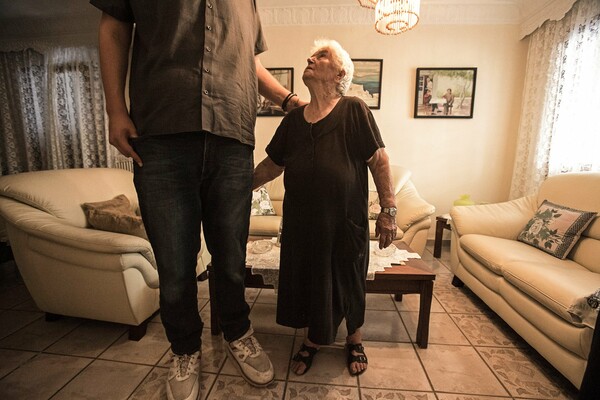 O ψηλότερος Έλληνας στον κόσμο ζει στη Γερμανία και επισκέπτεται κάθε καλοκαίρι τη γιαγιά του στη Λάρισα