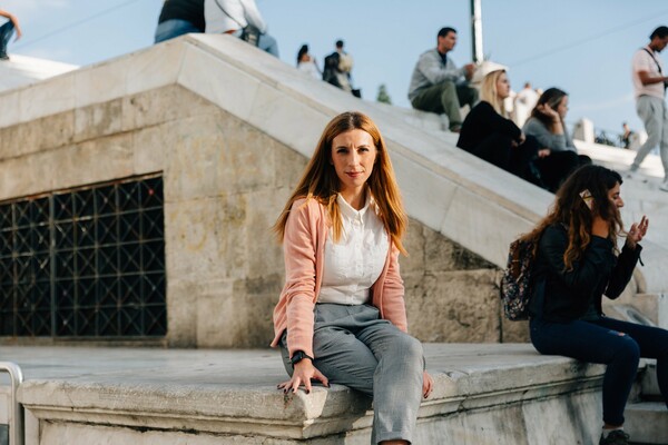 Πώς χειρίζεται μια ανταποκρίτρια της ΠΓΔΜ στην Αθήνα τις αντιδράσεις της Ελλάδας για το ονοματολογικό;