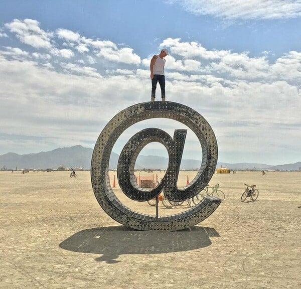 Burning Man με Kέιτι Πέρι, Πάρις Χίλτον και μοντέλα στην έρημο