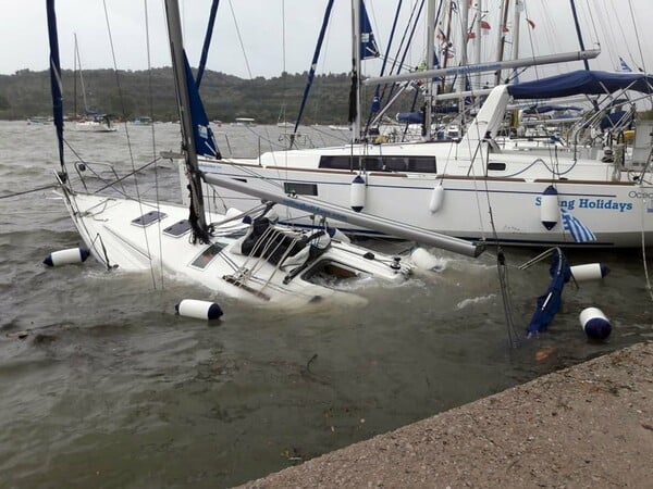 Βυθίστηκαν σκάφη από τον χτεσινό κυκλώνα (ΦΩΤΟΓΡΑΦΙΕΣ)