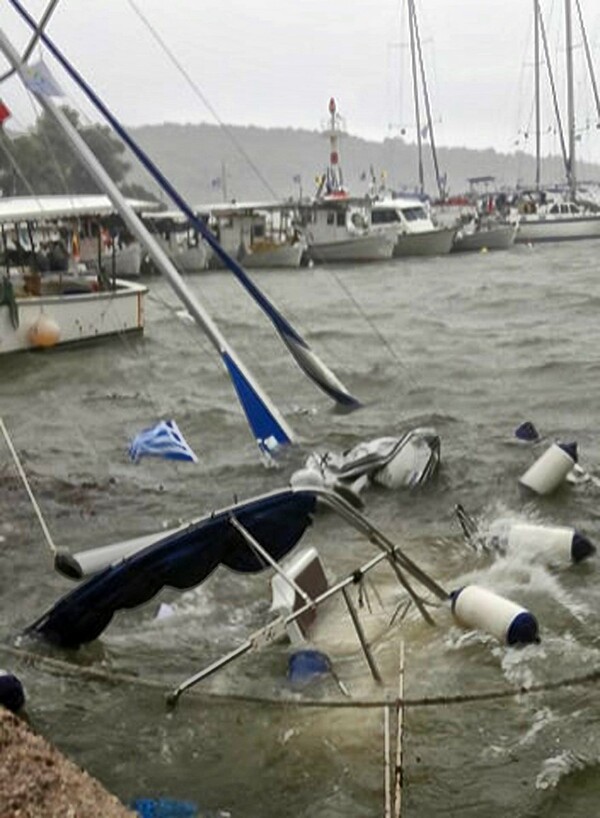 Βυθίστηκαν σκάφη από τον χτεσινό κυκλώνα (ΦΩΤΟΓΡΑΦΙΕΣ)