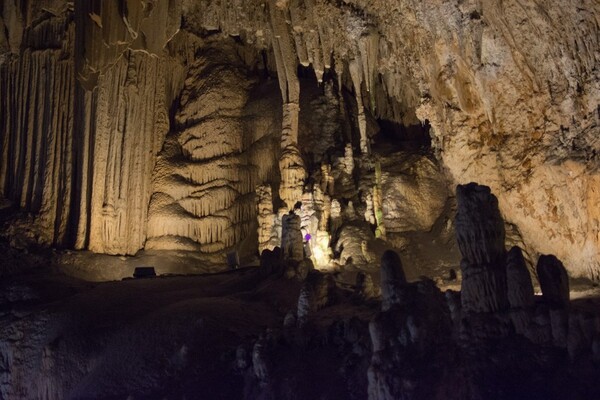 Πώς μια παρέα πέντε νεαρών εντόπισε ένα μοναδικό σπήλαιο στην Ισπανία