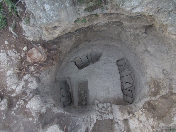 Στο φως εντυπωσιακός ασύλητος τάφος στο μυκηναϊκό νεκροταφείο της Νεμέας