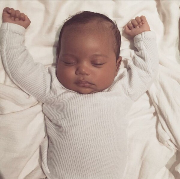 Η Κim Kardashian και ο Κanye West δίνουν στη δημοσιότητα την πρώτη φωτογραφία του μωρού τους