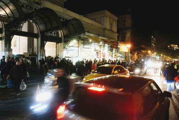 Η πλατεία Βαρβακείου, τα κρυμμένα πεζοδρόμια και η κακοτεχνία στον ηλεκτρικό στα Άνω Πετράλωνα