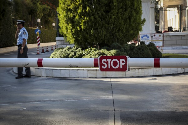 Τι ισχυρίζεται ο άντρας που εισέβαλε με το αυτοκίνητο το πρωί στη Βουλή