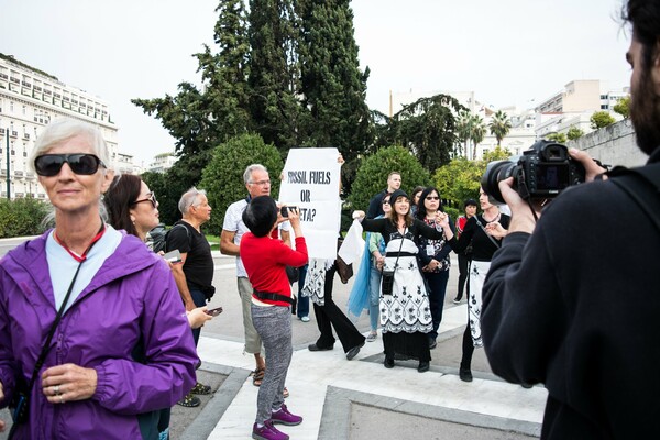 Τι δουλειά έχουν οι Καραγκούνες στο Σύνταγμα;