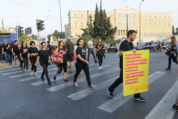 Στα μαύρα κατά της εμπορίας ανθρώπων - Φωτογραφίες από το Walk For Freedom στην Αθήνα