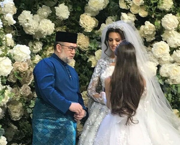 Η πρώην Μις Μόσχα παντρεύτηκε τον βασιλιά της Μαλαισίας αφού πρώτα ασπάστηκε το Ισλάμ