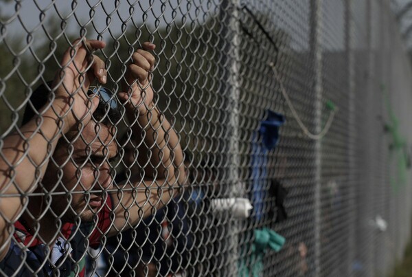 DW: Εγκλωβισμένοι στα ελληνικά νησιά πρόσφυγες και μετανάστες - Συνθήκες ασφυξίας στα hotspots