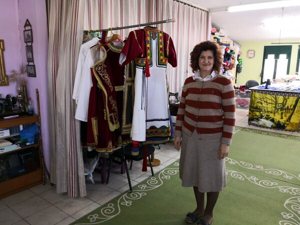 Η Βασιλική κατάφερε από ένα χωριό των Τρικάλων να εξάγει παραδοσιακές ενδυμασίες σε όλο τον κόσμο