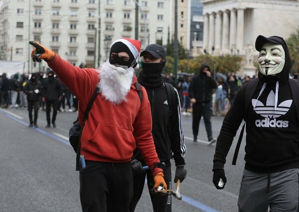 Επεισόδια στο κέντρο της Αθήνας - Μολότοφ και δακρυγόνα στην πορεία για τον Γρηγορόπουλο