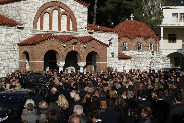 Πολιτικοί, δημοσιογράφοι καλλιτέχνες, συνεργάτες και πλήθος στην κηδεία του Θέμου Αναστασιάδη