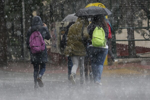 Δευτέρα με κακοκαιρία - Πού θα βρέχει και πού θα υπάρχει πρόβλημα με αφρικανική σκόνη