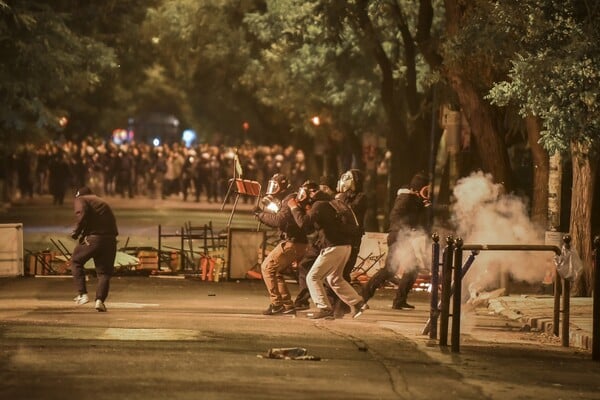 Φωτιές και μολότοφ στα Εξάρχεια - Σε εξέλιξη επεισόδια