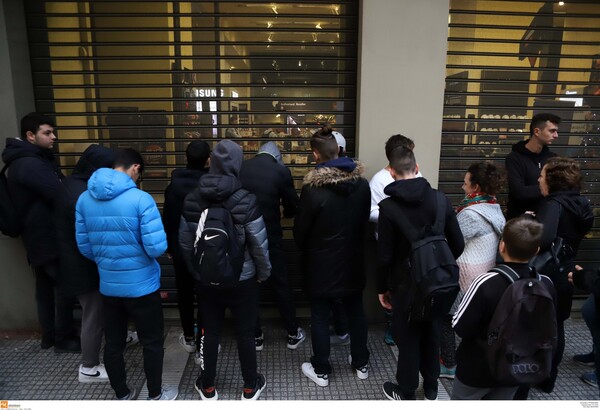 Η ελληνική Black Friday ξεκίνησε - Οι πρώτες ουρές και πολλές κοπάνες από το σχολείο (ΒΙΝΤΕΟ)