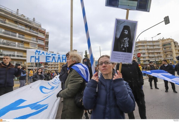 Μαθητής βγήκε με άλογο στη Θεσσαλονίκη για να διαμαρτυρηθεί για την Μακεδονία