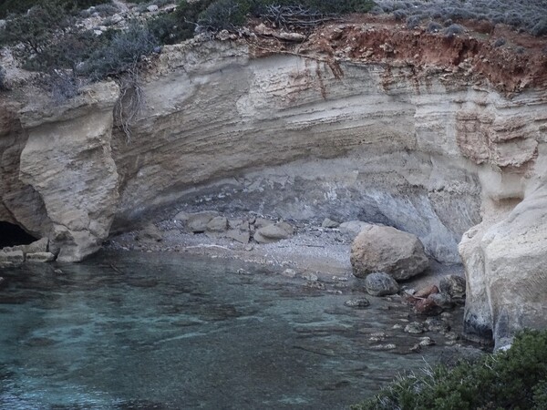 Δεκάδες πολίτες της Ρόδου στο σημείο που βρέθηκε νεκρή η φοιτήτρια - Θλίψη και οργή σ' όλο το νησί