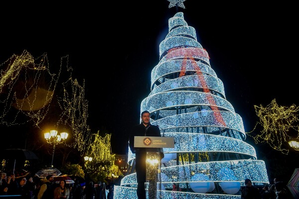 Χριστούγεννα στην Αθήνα - Το δέντρο φωταγωγήθηκε και η πλατεία Συντάγματος μεταμορφώθηκε