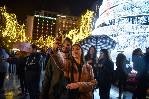 Χριστούγεννα στην Αθήνα - Το δέντρο φωταγωγήθηκε και η πλατεία Συντάγματος μεταμορφώθηκε