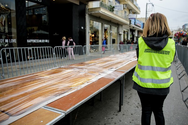 Στο Περιστέρι έφτιαξαν Βασιλόπιτα 3,5 τόνων με 200 φλουριά