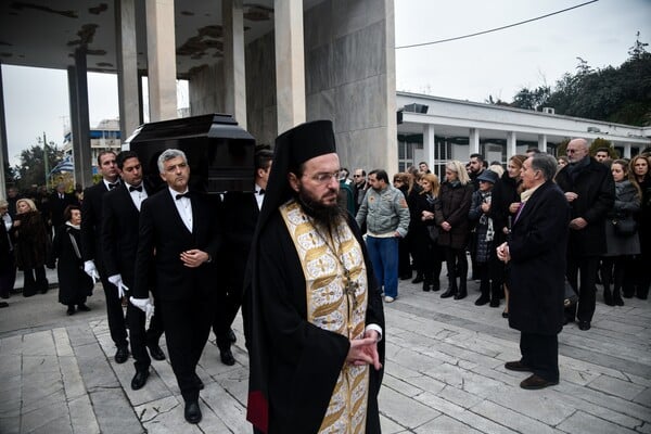 Συγκίνηση στην κηδεία της Μαριάννας Τόλη - Καλλιτέχνες και φίλοι είπαν το τελευταίο αντίο