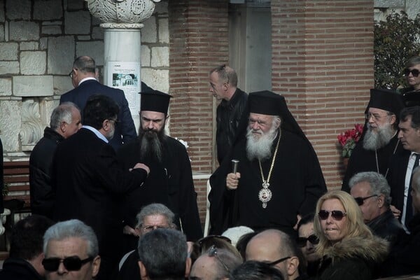 Πολιτικοί, δημοσιογράφοι καλλιτέχνες, συνεργάτες και πλήθος στην κηδεία του Θέμου Αναστασιάδη