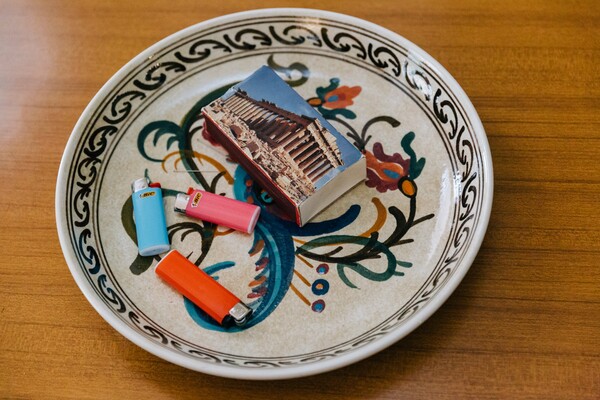 Ένα σπίτι στη Φωκίωνος Νέγρη με έπιπλα από θείες και έργα σύγχρονης τέχνης από σπέρμα