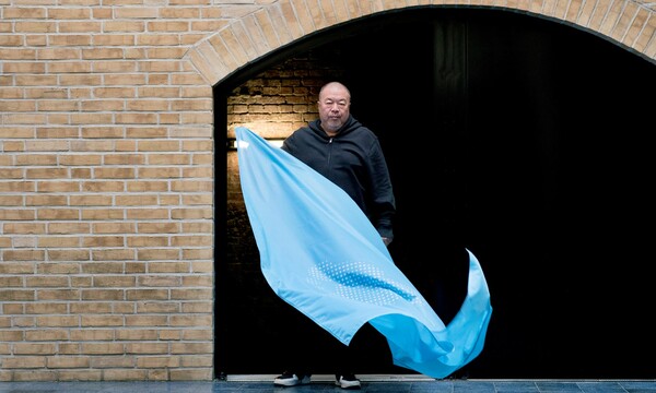 Ο Ai Weiwei σχεδίασε και παρουσιάζει τη σημαία των Ανθρώπινων Δικαιωμάτων
