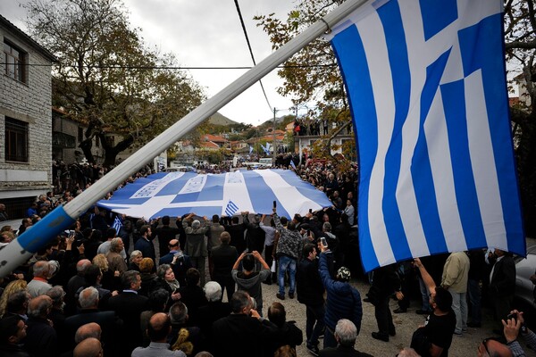 Αλβανία: «Ανεπιθύμητοι» 52 Έλληνες που πήγαν στην κηδεία του Κατσίφα
