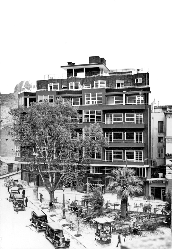 «Ένα Λεπτό Αθήνα»: Οι αρχιτεκτονικές αντιθέσεις της πόλης μέσα από τα μάτια των κατοίκων της