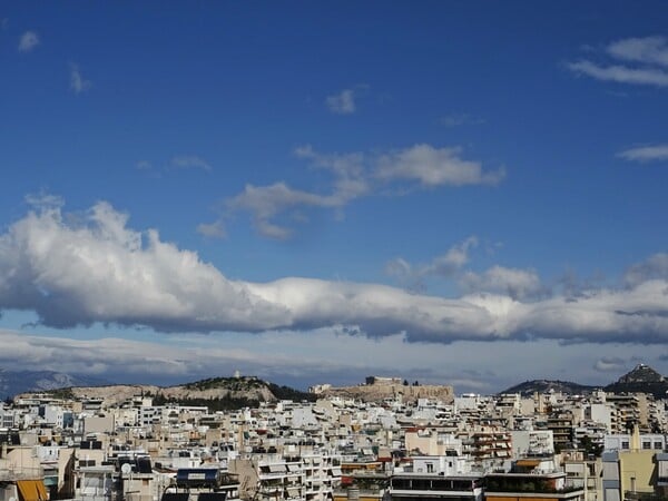 Ο καιρός σήμερα: Αραιές νεφώσεις και τοπικές βροχές