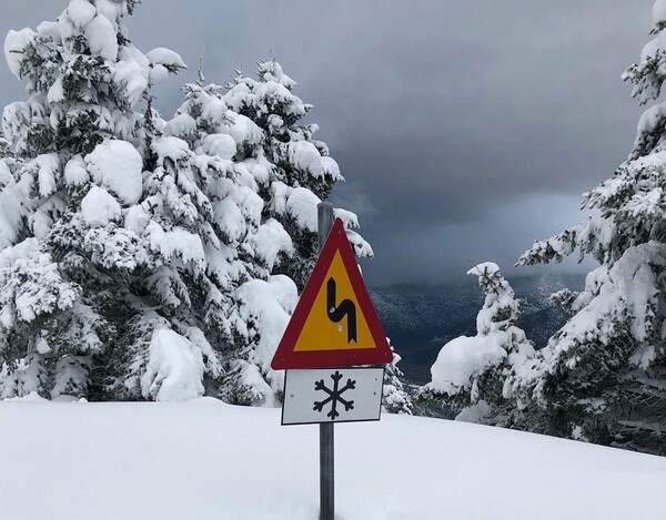 Σε κλοιό χιονιά σχεδόν όλη η Ελλάδα - Σαρώνει η κακοκαιρία «Σοφία»