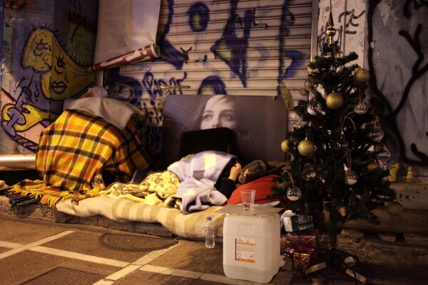 Ο άστεγος της Σταδίου καταγγέλλει πως ο δήμος πέταξε το χριστουγεννιάτικο δέντρο του