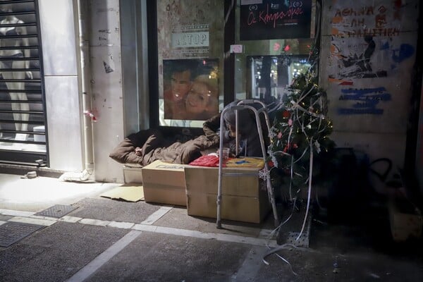 Ο άστεγος της Σταδίου καταγγέλλει πως ο δήμος πέταξε το χριστουγεννιάτικο δέντρο του