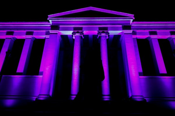 Γιατί είναι μοβ απόψε το Πανεπιστήμιο Αθηνών