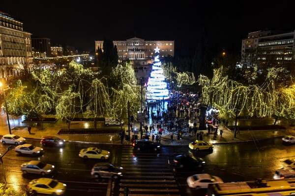 Χριστούγεννα στην Αθήνα - Το δέντρο φωταγωγήθηκε και η πλατεία Συντάγματος μεταμορφώθηκε