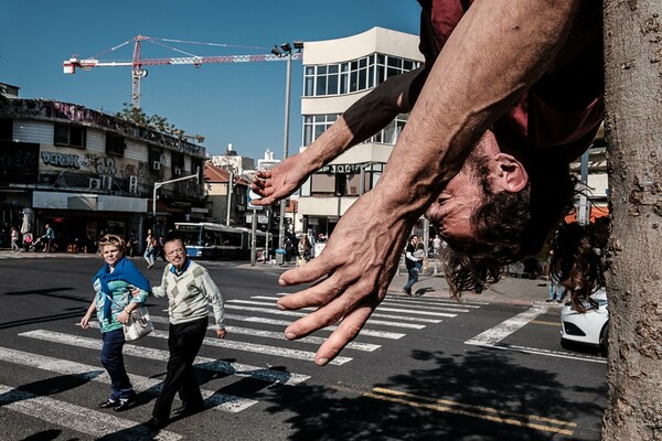 Gabi Ben Avraham: Ο φωτογράφος των δρόμων του Τελ Αβίβ μιλά στο LIFO.gr