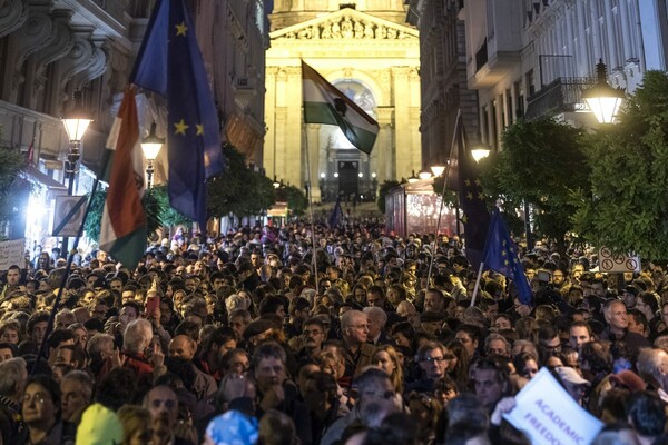 Χιλιάδες πολίτες στους δρόμους της Βουδαπέστης υπέρ του πανεπιστημίου του Τζορτζ Σόρος