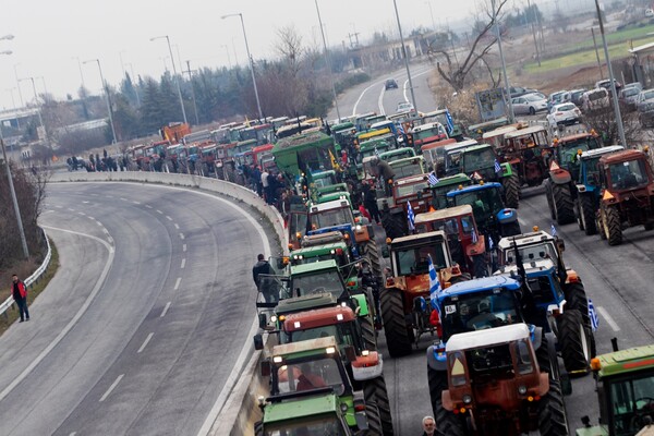 Έκλεισαν την Εθνική Οδό Αθηνών- Θεσσαλονίκης οι αγρότες