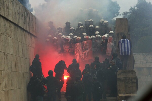 Ένταση και χημικά στο συλλαλητήριο στο Σύνταγμα