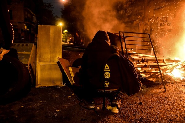 Aλέξης Γρηγορόπουλος: Ξεκίνησαν τα επεισόδια στα Εξάρχεια- Καίγεται αυτοκίνητο