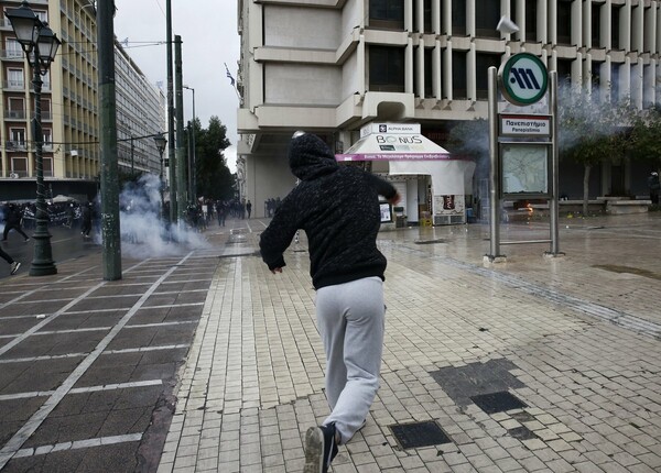 Επεισόδια στο κέντρο της Αθήνας - Μολότοφ και δακρυγόνα στην πορεία για τον Γρηγορόπουλο