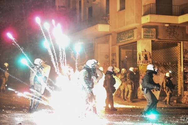 Νύχτα επεισοδίων στα Εξάρχεια - Τραυματίες, μολότοφ και βία για τα 10 χρόνια από τη δολοφονία Γρηγορόπουλου